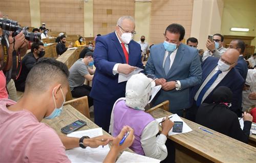 وزير التعليم العالي ورئيس جامعة القاهرة يستعرضان الوضع الحالي للمشروعات الكبرى للجامعة والجدول الزمني