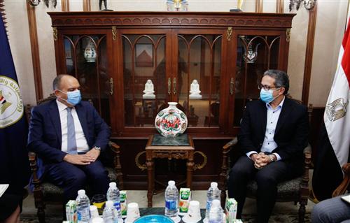 وزير السياحة يلتقي بسفير المملكة بالقاهرة لبحث تعزيز سبل التعاون