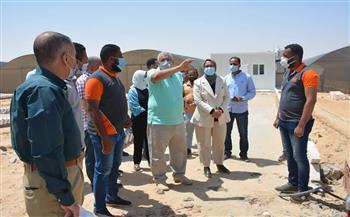 محافظ الوادي الجديد يتفقد مشروع مبادرة الحرير بالخارجة 