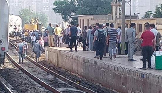 أوناش السكة الحديد تواصل رفع قطار بنها بعد خروجه عن القطبان