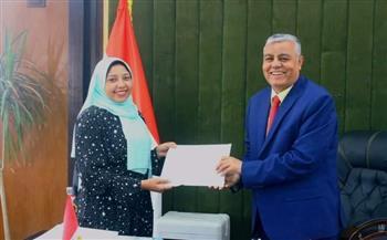 رئيس جامعة جنوب الوادي  يكرم الطالبة مخترعة نظارة المكفوفين