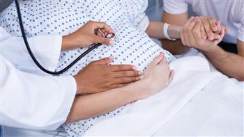   هل يجوز الولادة عند طبيب رجل؟ الإفتاء تجيب 