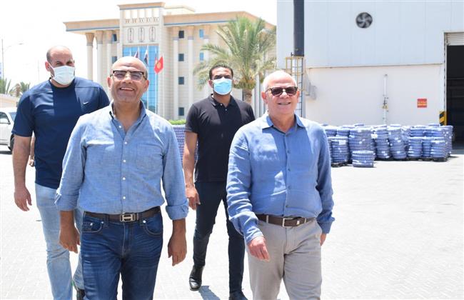 محافظ بورسعيد يتفقد مصنع بيراميدز لإنتاج إطارات السيارات