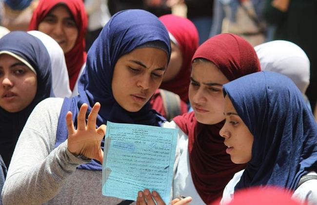 بكاء بين طلاب الثانوية العامة بأسيوط بسبب «صعوبة اللغة العربية»