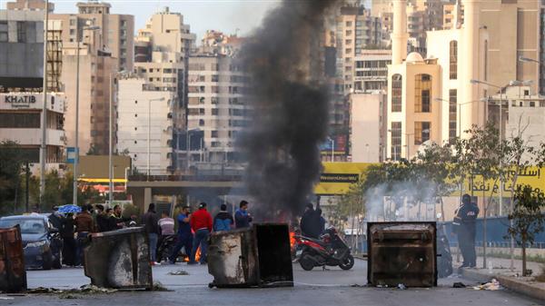 قطع طرق في بيروت وطرابلس احتجاجا على تردي الأوضاع