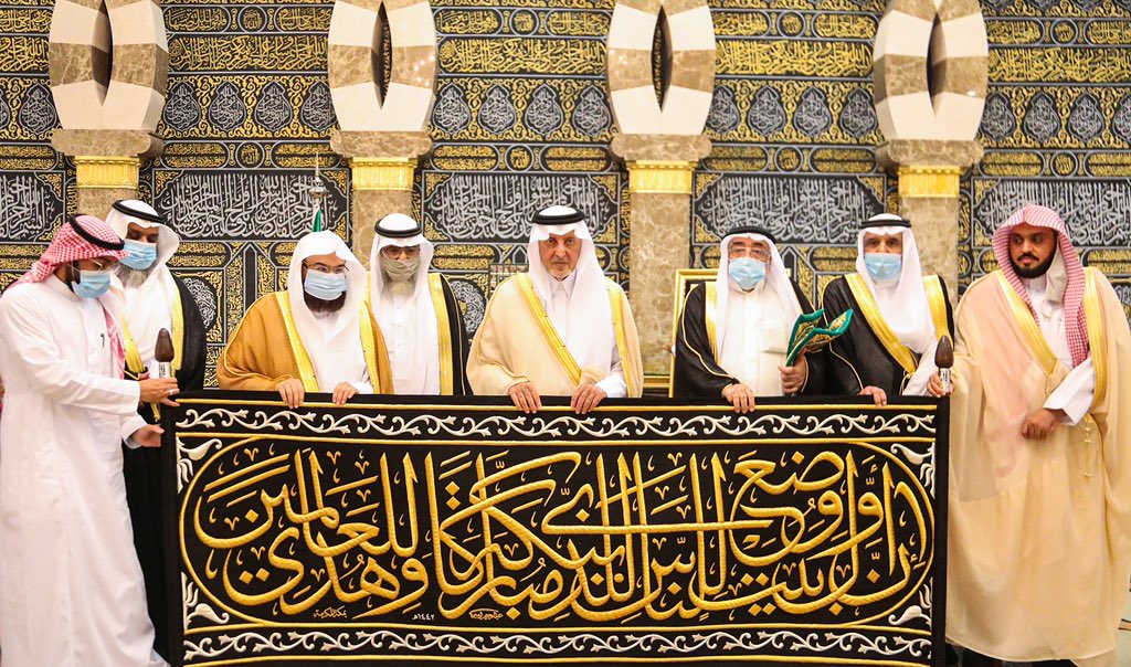 الأمير خالد الفيصل يسلّم كسوة الكعبة لكبير سدنة بيت الله الحرام