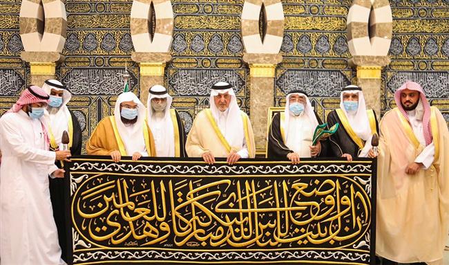  الأمير خالد الفيصل يسلّم كسوة الكعبة لكبير سدنة بيت الله الحرام