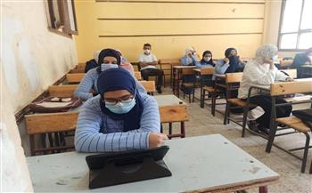   طلاب الثانوية العامة القسم الأدبى يبدأون امتحان اللغة العربية