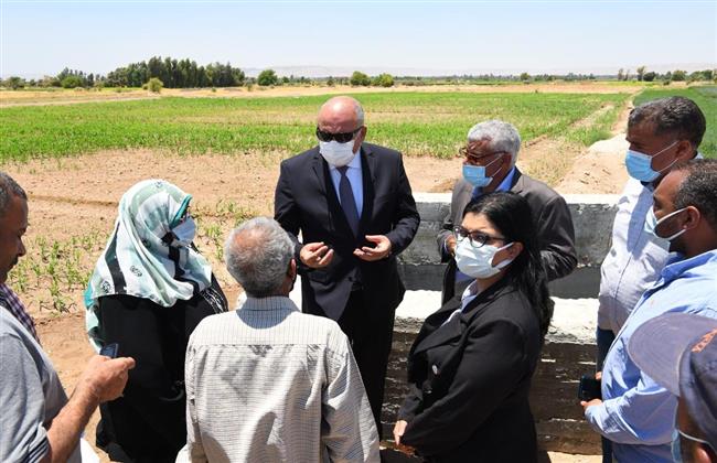 محافظ قنا يتفقد مشروع استكمال ري ١٢٥٠٠ فدان 