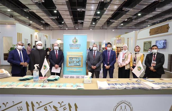 رئيس قطاع المعاهد الأزهرية يزور جناح الأزهر بمعرض الكتاب