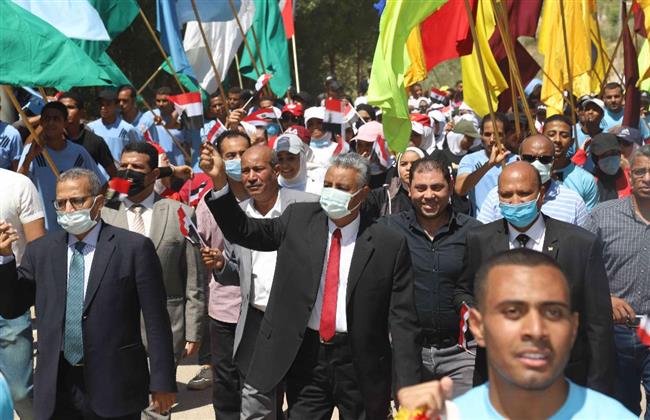 رئيس جامعة جنوب الوادي يقود مسيرة طلابية احتفالا بثورة٣٠ يونيو 