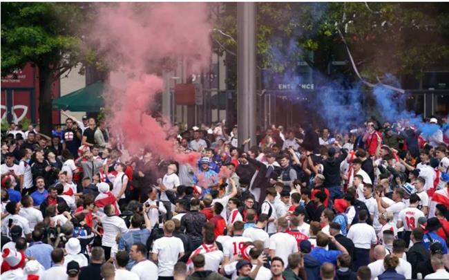صور.. اشتباكات بين مشجعى منتخب إنجلترا والأمن قبل نهائى اليورو