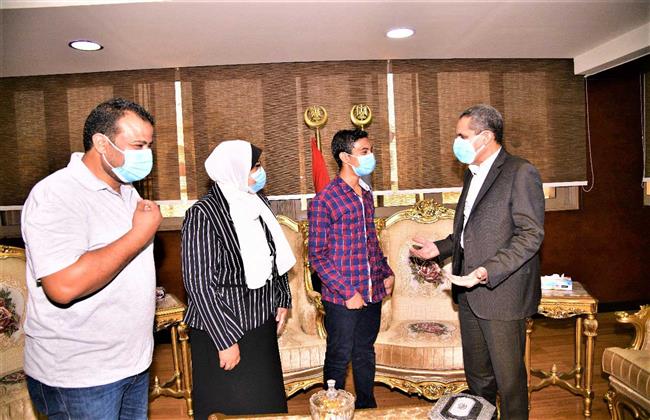 محافظ الغربية يكرم أحد أطفال بلا مأوى لتفوقه العلمي والرياضي