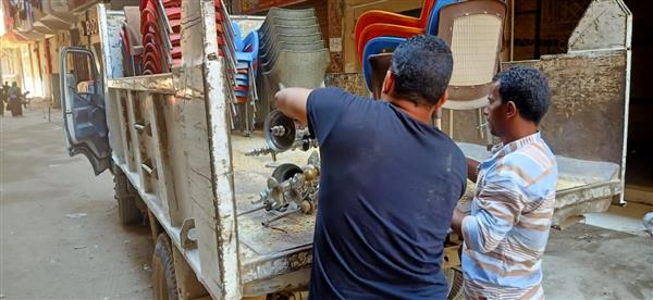 الجيزة تستجيب لشكوى مواطن وتغلق مقهى يقدم الشيشة ويتعدى على الطريق العام بالهرم