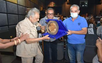   «الإسكندرية السينمائي» يهدي ميدالية البحر المتوسط لـ رمسيس مرزوق
