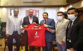 كلية التجارة ببنى سويف تُكرم الكابتن محمود الخطيب رئيس النادى الأهلى لدوره الرياضى