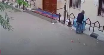   شاهد|  لص يسرق صندوق زكاة من مسجد بحدائق حلوان