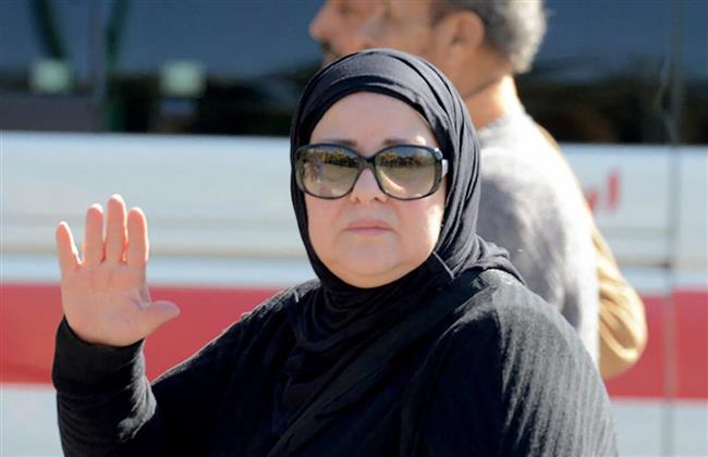 دينا تدعو لـ "دلال عبد العزيز" بالشفاء العاجل