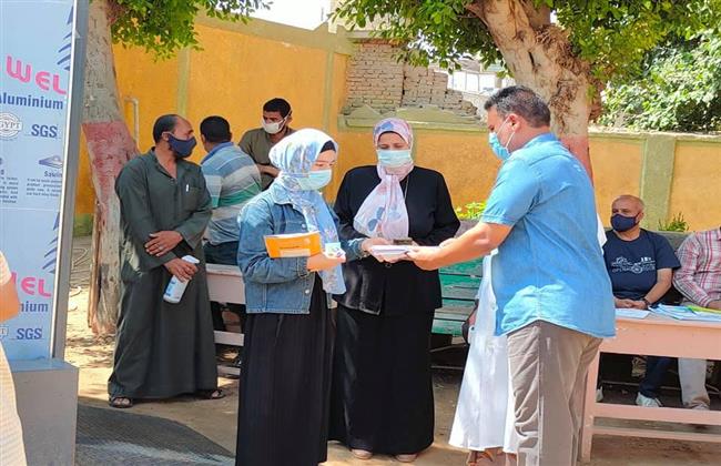 "الفشن التعليمية" تقوم بتوزيع أدوات النظافة علي طلاب الثانوية العامة