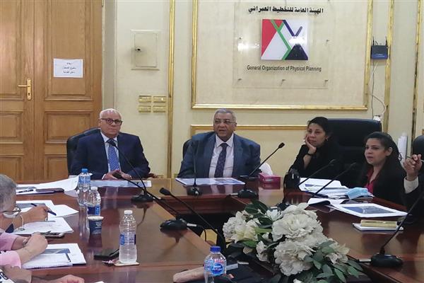 محافظ بورسعيد ورئيس الهيئة العامة للتخطيط العمرانى يستعرضان مشروع تحديث المخطط الاستراتيجى