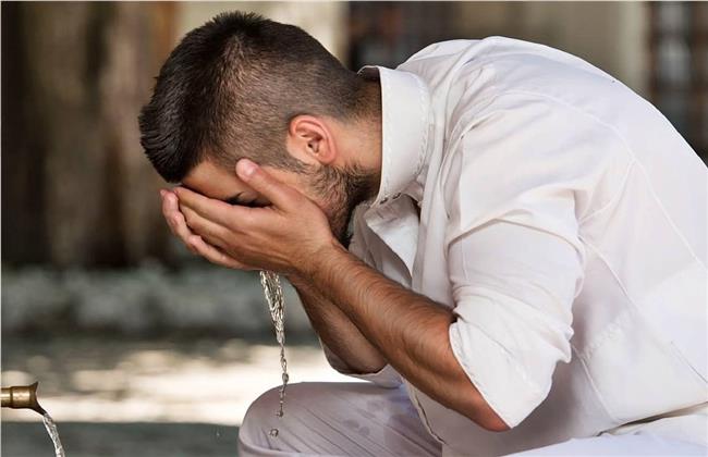 هل يجوز الوضوء فى الحمام عاريا ؟ .. أمين الفتوى يجيب