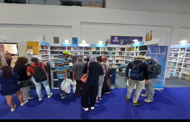 إقبال كثيف على مطبوعات مكتبة الإسكندرية بمعرض القاهرة الدولي للكتاب   