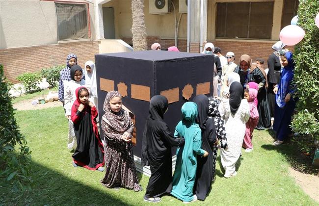 أطفال يطوفون كعبة رمزية لتعلم أبناء العاملين مناسك الحج والعمرة في دمياط