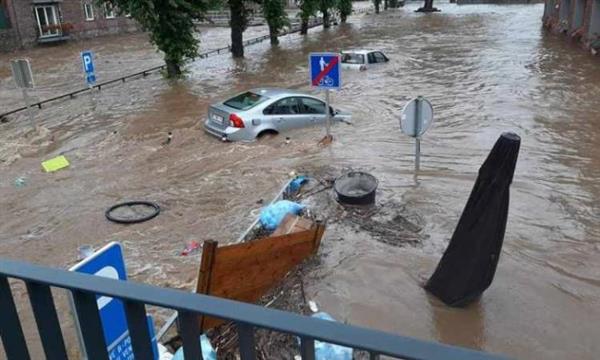 شاهد| السيول تغرق بلجيكا وتجرف السيارات