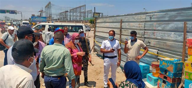 حملة لإزالة العربات المتحركة بغرب الإسكندرية 