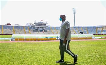  موسيماني يتفقد أرضية ملعب نهائى دوري أبطال إفريقيا