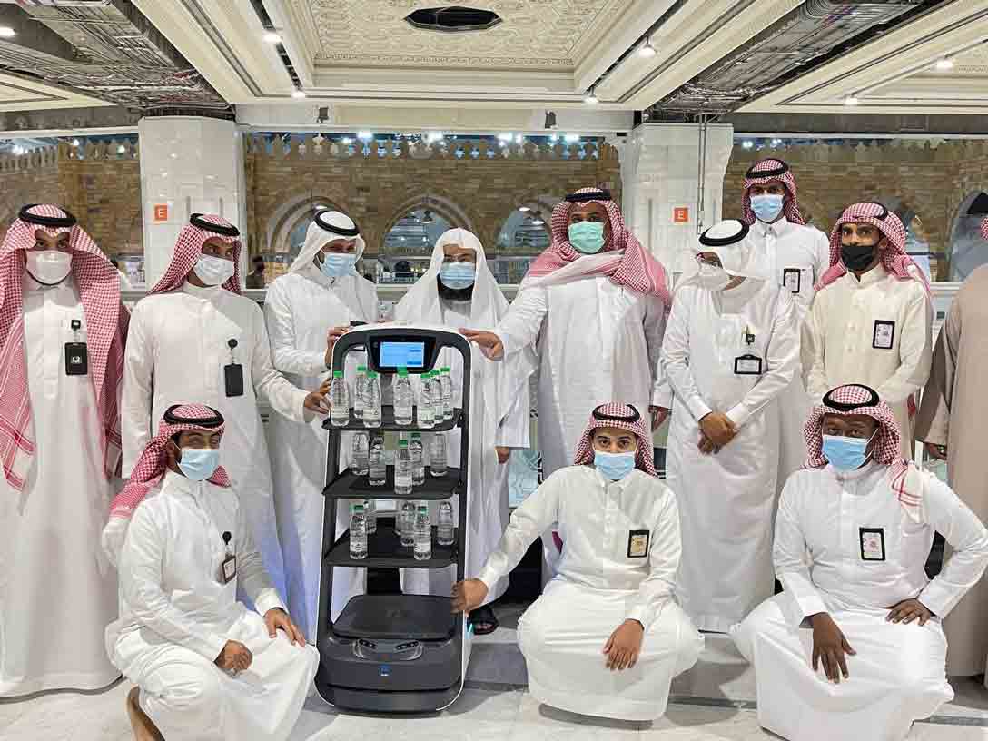 روبوتات لتعقيم جنبات المسجد الحرام وتوزيع مياه زمزم