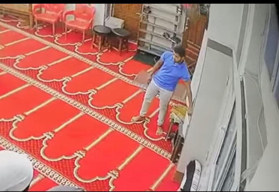 بالفيديو .. شاب يسرق صندوق التبرعات داخل مسجد بشبرا الخيمة