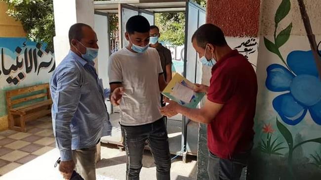 طلاب بنى سويف يعبرون عن فرحتهم بسهولة مادة الفلسة والمنطق
