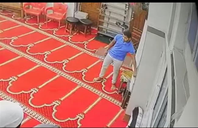 بالفيديو .. شاب يسرق صندوق التبرعات داخل مسجد بشبرا الخيمة