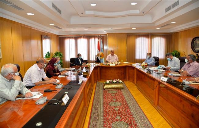 محافظ أسيوط يطمئن على توفير السلع الغذائية استعدادًا لعيد الأضحى