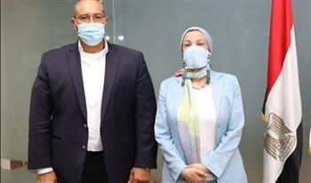   وزيرة البيئة تستقبل حاتم قنديل بطل مصر فى التجديف