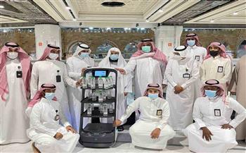   روبوتات لتعقيم جنبات المسجد الحرام وتوزيع مياه زمزم