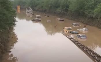   مدرعات الجيش الألماني تشارك في سحب السيارات الغارقة في الفيضانات