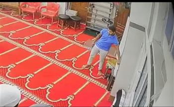   بالفيديو .. شاب يسرق صندوق التبرعات داخل مسجد بشبرا الخيمة