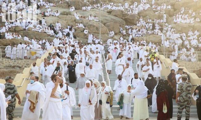 ضيوف الرحمن يتوافدون إلى صعيد عرفات لأداء الركن الأعظم
