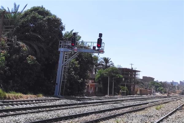 وزير النقل يعلن دخول برج القوصية بالسكة الحديد لمشروع كهربة الإشارات