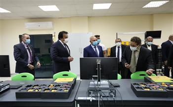 وزير التعليم العالي يستعرض تقريرًا حول جامعة القاهرة الجديدة التكنولوجية