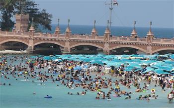 شواطئ الإسكندرية تحتفل بذكرى 30 يونيو 