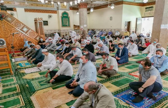 محافظ البحيرة يؤدى صلاة الجمعة بمسجد عطا بدمنهور