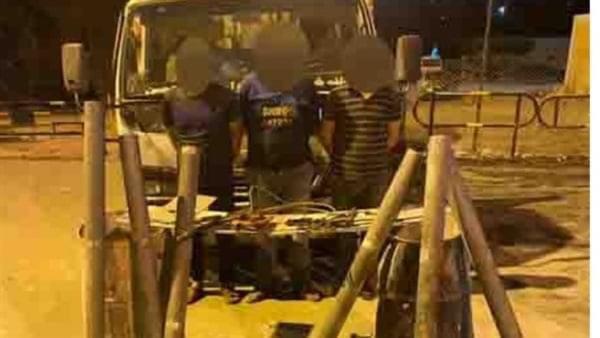 تفاصيل سقوط عصابة خطيرة وراء سرقة الأعمدة الإرشادية بالطريق العام 
