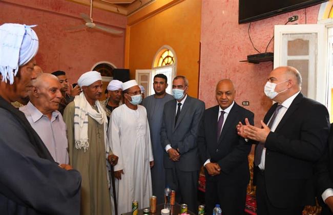 محافظ قنا يقدم واجب العزاء  لعائلة العوامر في ضحايا الحادث الثأري بأبو حزام  