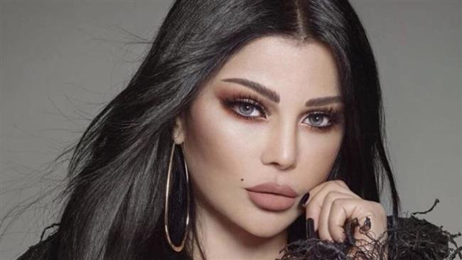 هيفاء وهبي تخطف الأنظار بالتفاح والفستان المنقط