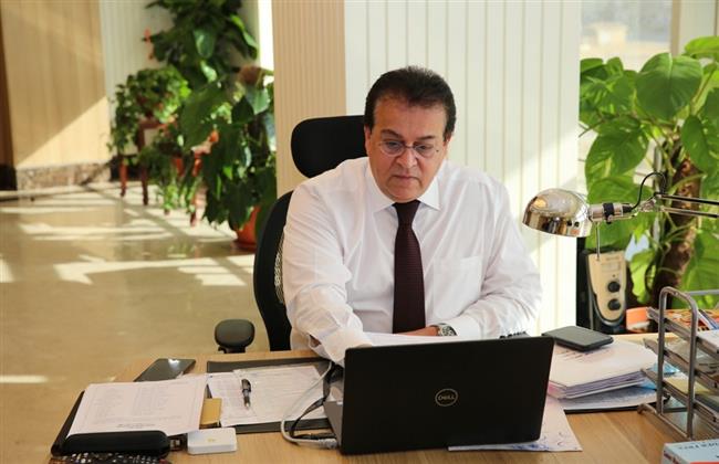 وزير التعليم العالى يستعرض تقريرًا حول أنشطة جامعة بنى سويف التكنولوجية