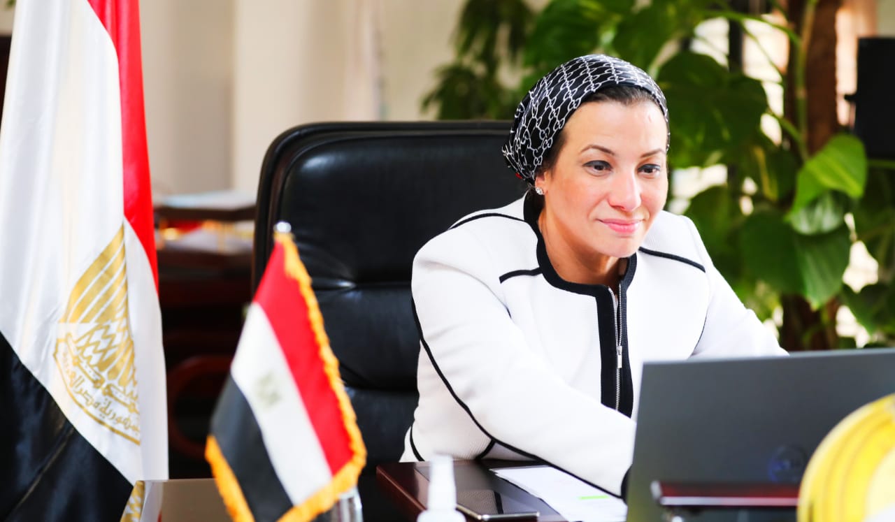 صور|| وزيرة البيئة: مسحنا الشواطئ المتضررة من التلوث الزيتى ببورسعيد