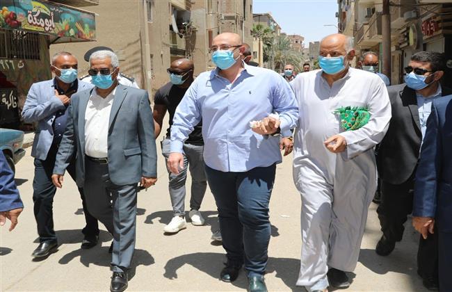 مواطن يصطحب محافظ بني سويف لمعاينة شكوى ومطلب لأهالي المنطقة